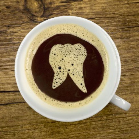 آیا قهوه دندان‌ها را زرد می‌کند؟